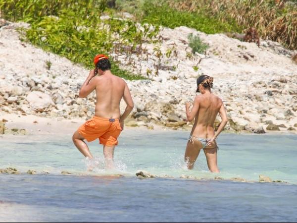 Corpa O Aos Anos Heidi Klum Faz Topless Em Praia Paradis Aca