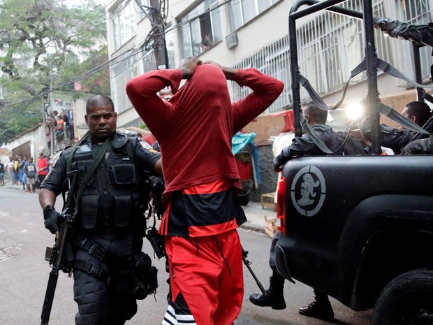 Traficante é baleado e despenca de pedra durante troca de tiros  (Crédito: Reprodução)