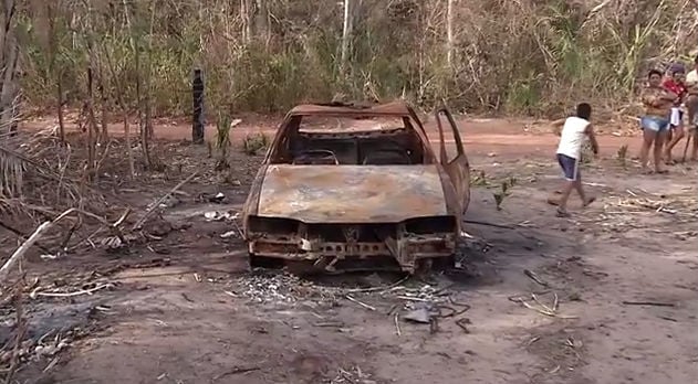 Veculo destrudo pelo fogo durante o incndio criminoso (Crdito: Rede Meio Norte)