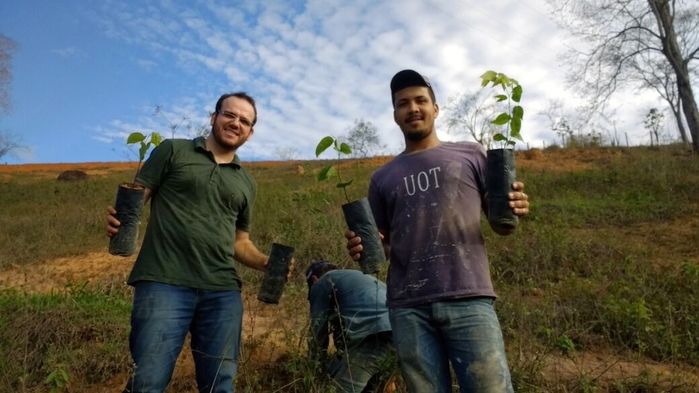 Ele já plantou 87 mudas de árvorees com ajuda de voluntários e amigos
