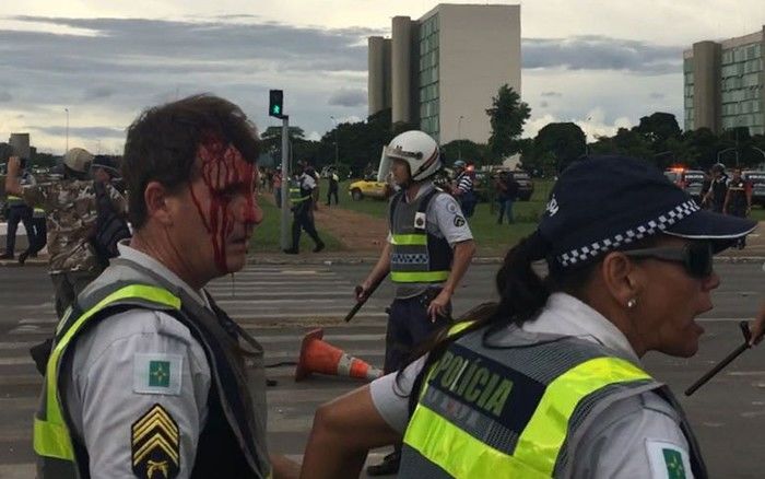 Policial ferido durante confronto com manifestantes na Esplanada dos Ministrios 