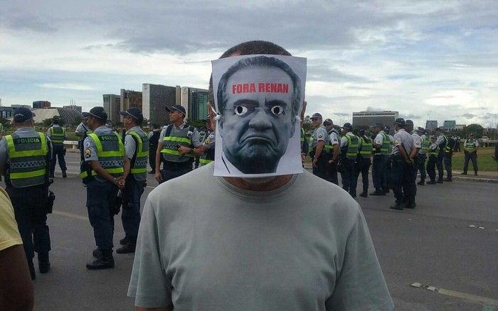 Manifestante usa mscara pedindo sada de Renan