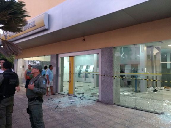 Bando armado explode agncia do Banco do Brasil de Lus Correia