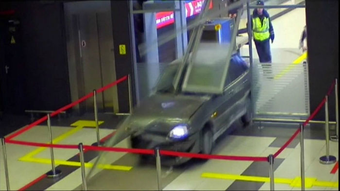 Motorista invade aerporto com carro atrás da sua amada
