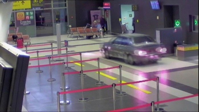 Motorista invade aerporto com carro atrás da sua amada