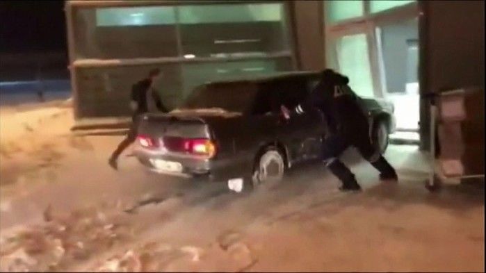 Motorista invade aerporto com carro atrás da sua amada