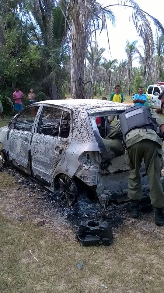 Veículo queimado (Crédito: Plantão Policial PI)