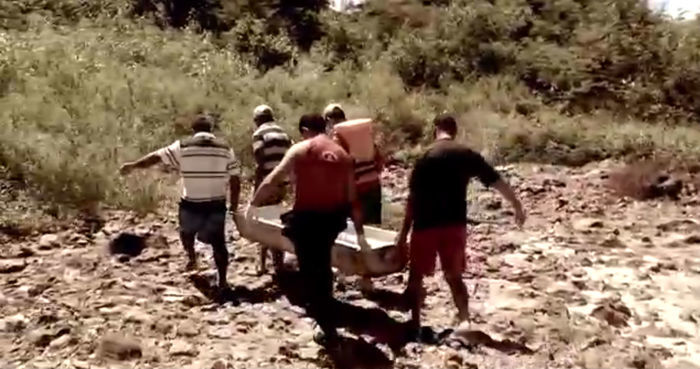 Corpo do pescador foi removido para o IML (Crédito: Reprodução)