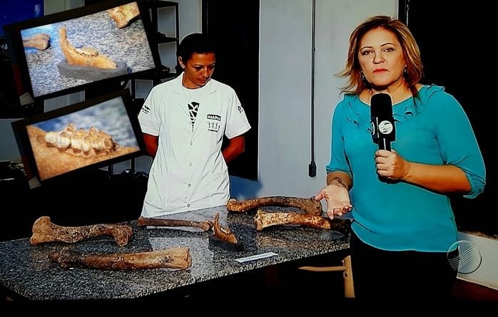 Jornalista Cinthia Lages mostra tesouros paleontológicos desenterrados na região do Parque Nacional da Serra da Capivara. 