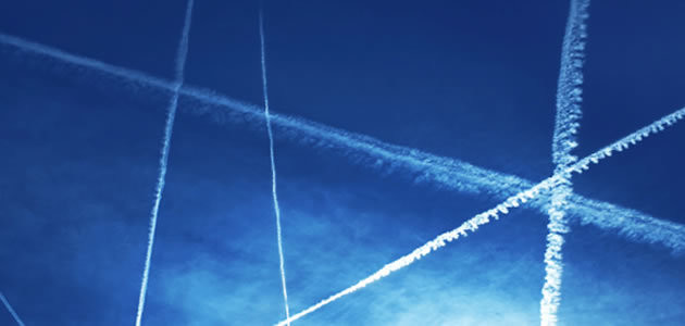 Saiba o que é a linha branca deixada pelos aviões no céu