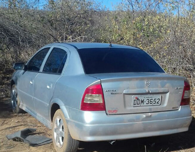 Carro usado no assalto foi abandonado na z.rural de Pimenteiras