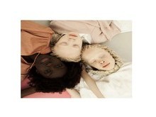 Gêmeas albinas e irmã negra viram modelos e impressionam por beleza