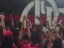 Flamengo embarca para SP nos braços da torcida em aeroporto