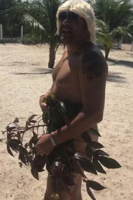 De férias Tiririca posta vídeo pelado na praia e bomba na internet