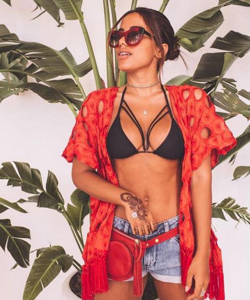 Anitta leva fotógrafo e maquiador em viagem para sair bem nas fotos