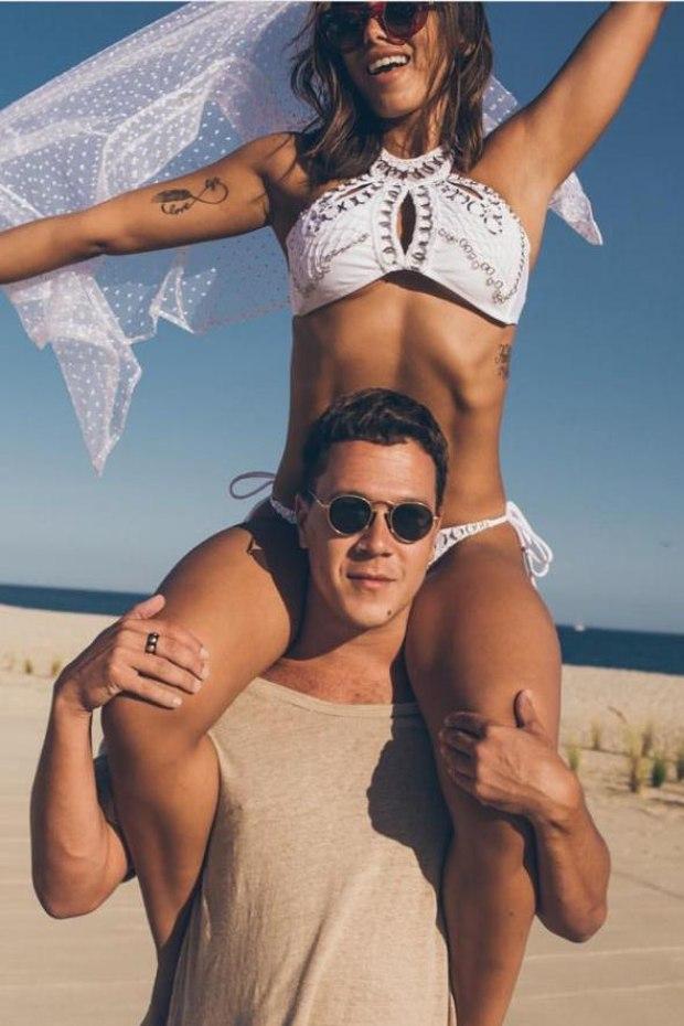Anitta leva fotógrafo e maquiador em viagem para sair bem nas fotos