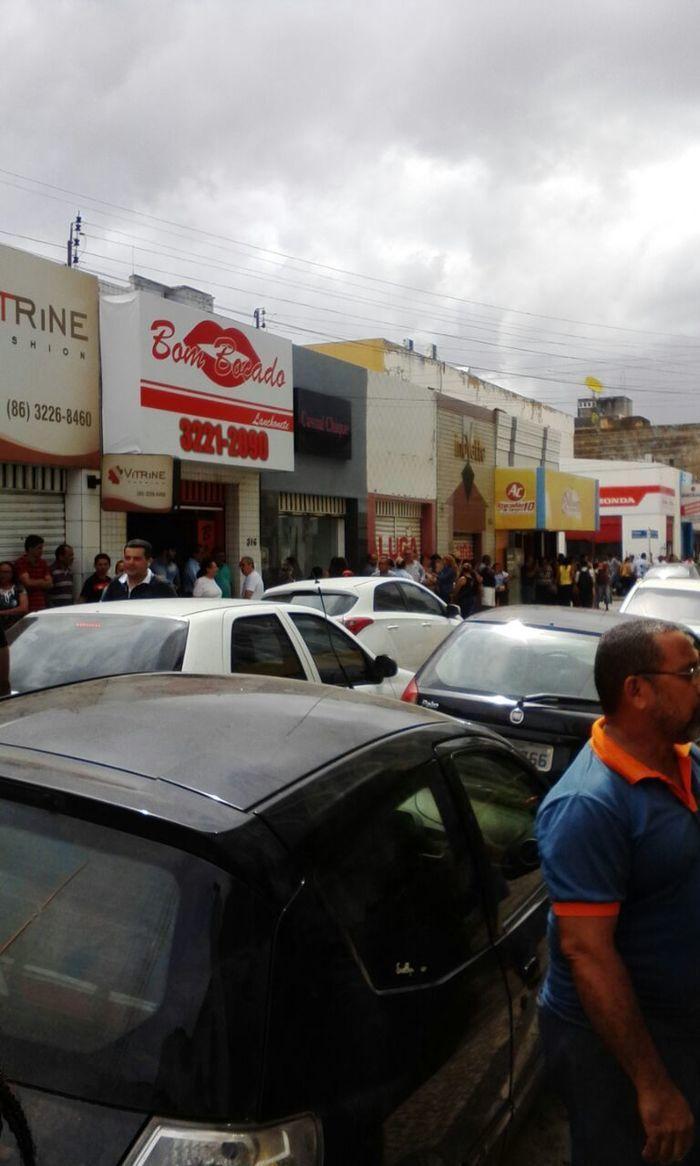 Funcionários evacuaram os prédios por toda Teresina (Crédito: Reprodução/WhatsApp)
