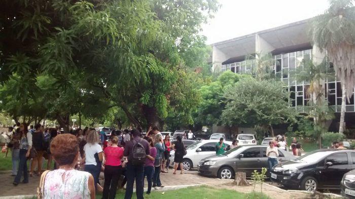Funcionários evacuaram os prédios no Centro de Teresina (Crédito: Reprodução/Whatsapp)