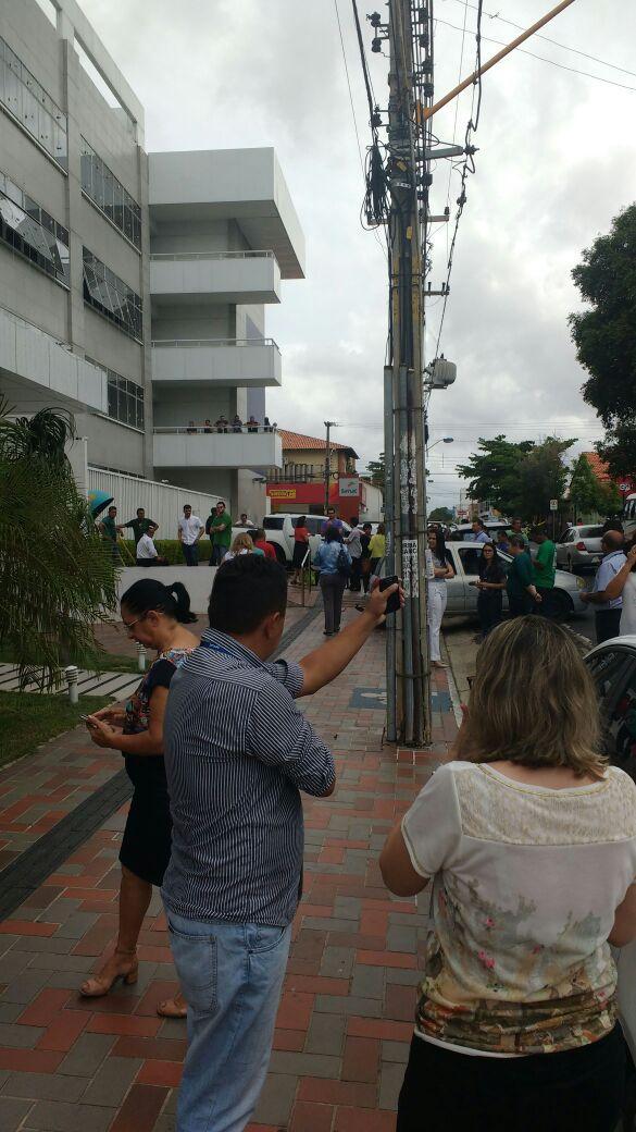 Funcionários evacuaram os prédios por toda Teresina (Crédito: Reprodução/WhatsApp)