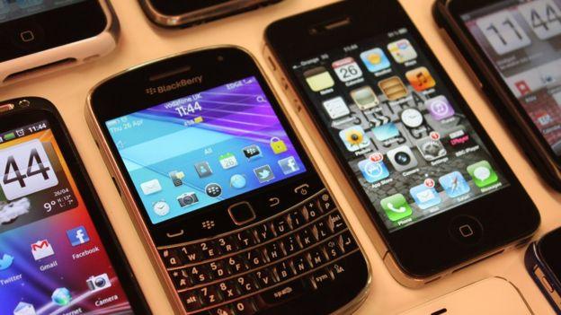 Quando o WhatsApp surgiu, em 2009, 70% dos celulares vendidos eram Blackberry ou Nokia. Mas esse quadro mudou com o passar dos anos (Crédito: Reprodução)