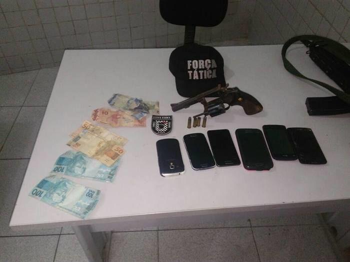Trio é preso com arma de fogo e vários celulares roubados em THE (Crédito: Plantão Policial)