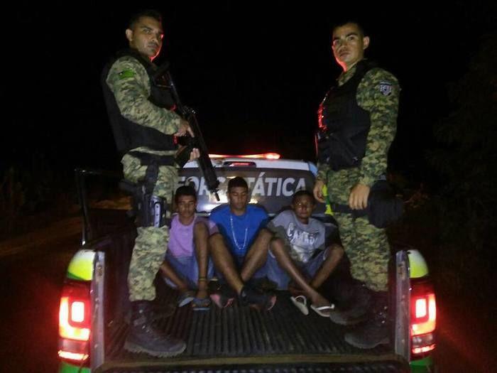 Trio é preso com arma de fogo e vários celulares roubados em THE (Crédito: Plantão Policial)