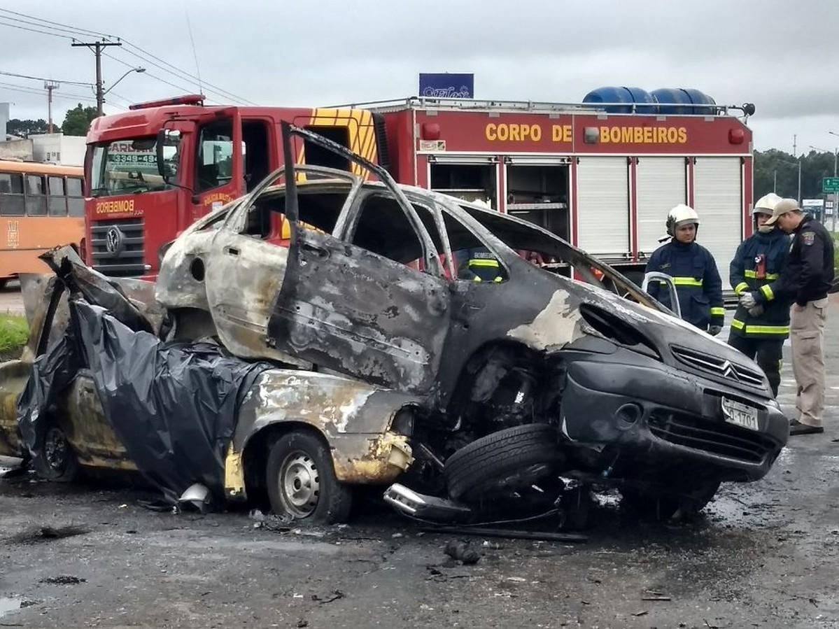 Acidente entre dois carros deixa cinco mortos na BR 116 no Paraná