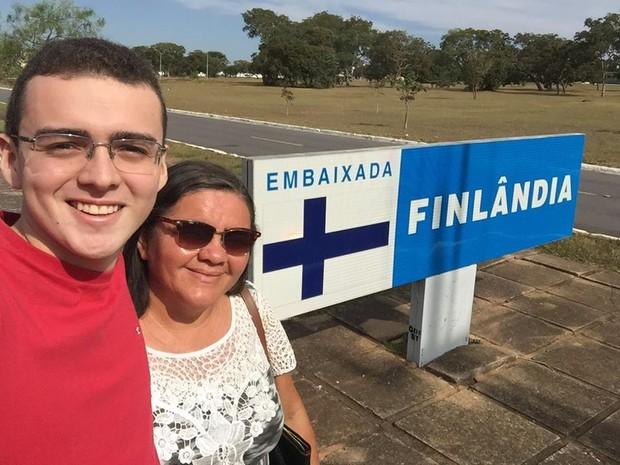 Mãe vende latinhas e realiza sonho de filho de estudar na Europa