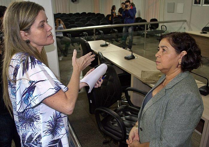 Secretária de Infraestrutura conversando após a sessão com a vereadora Fátima Carmino (PT). (Crédito: Kairo Amaral)