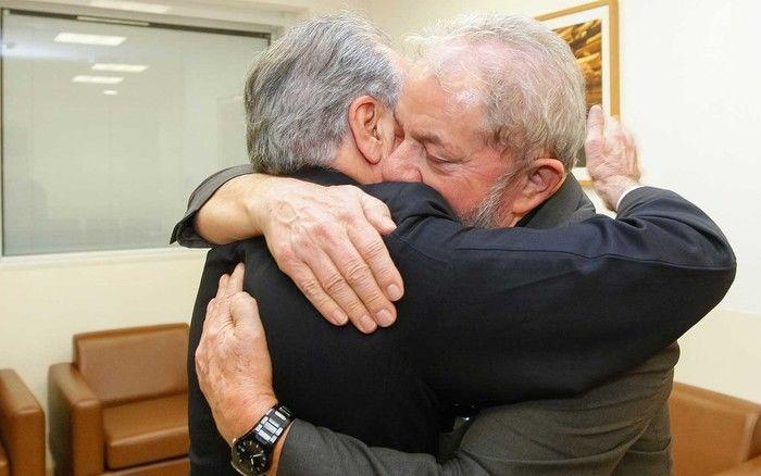 Michel Temer e Lula se abraçam 