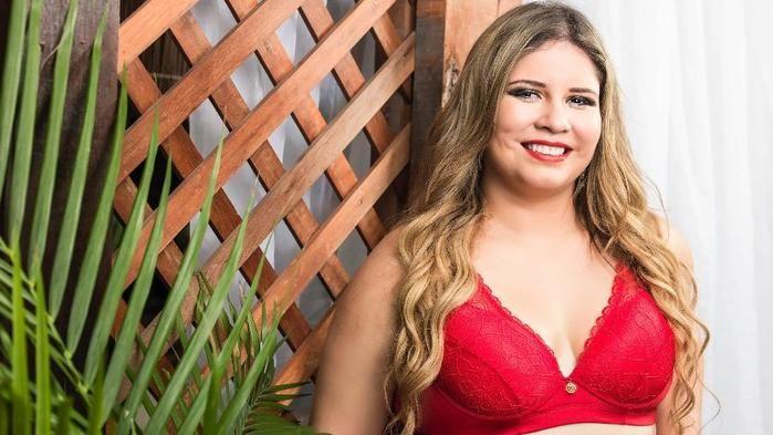 Marília Mendonça posa sensual para linha de lingerie plus size