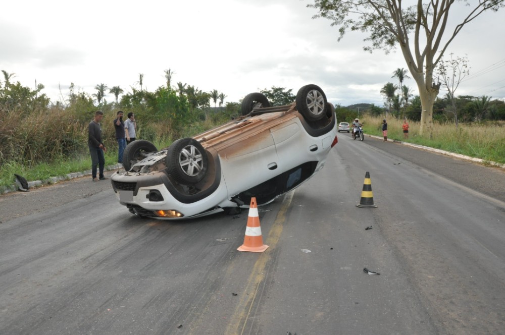 Colisão entre dois carros deixa trânsito lento na BR 343 meionorte