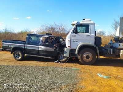 Carro colide em caminhão-pipa e 4 pessoas morrem em rodovia no Sul do Piauí