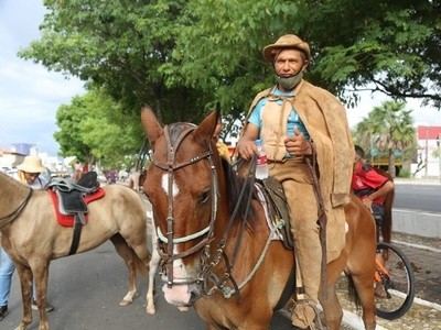 Com 350 animais e 500 pessoas, Cavalgada abre a 70ª Expoapi