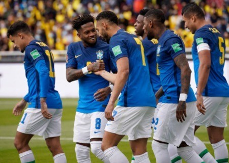 Brasil empata com o Equador em partida  com expulsões e VAR