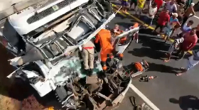 Acidente entre dois caminhões deixa uma pessoa morta na BR-316