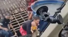 Chuva: Bebê e mais 6 pessoas são resgatados pelo telhado de casa em Alagoas