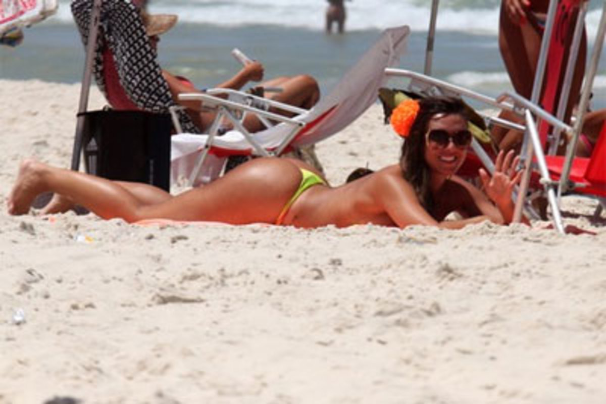 Panicat Nicole Bahls faz topless nas areias da Barra da Tijuca -  Cidadeverde.com