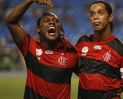 Flamengo bate Vasco com gol de Ronaldinho no fim 