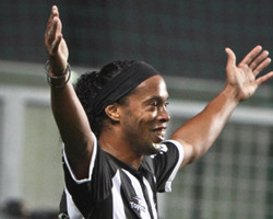 Atlético-MG cogita placa  para Ronaldinho por gol contra Cruzeiro