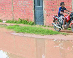 Com chuvas e falta de saneamento, ruas viram lagoas na Zona Leste