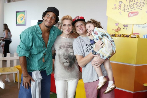 Ricardo Pereira e Letícia Spiller levam os filhos a evento de moda infantil