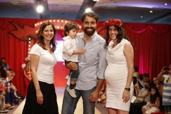Ricardo Pereira e Letícia Spiller levam os filhos a evento de moda infantil