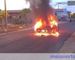 Carro incendeia após colisão 