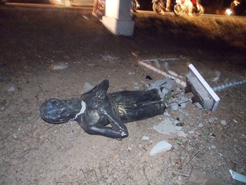 Veículo desgovernado derruba monumento ao Zé Doido. Carro Incendeia - Imagem 1