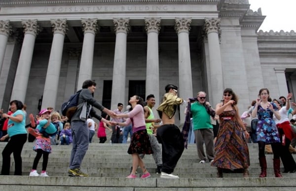 Americanos dançam no Capitólio em protesto a impostos em danceterias