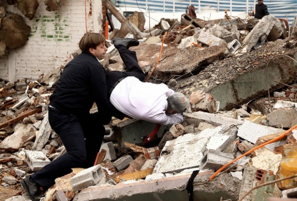 Presidente do Chile sofre queda grave em visita a escombros de prédios - Imagem 2