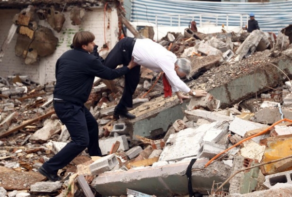 Presidente do Chile sofre queda grave em visita a escombros de prédios - Imagem 1