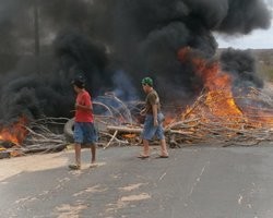 Manifestantes paralisam PI-140 e protestam contra o governo em Dirceu Arcoverde