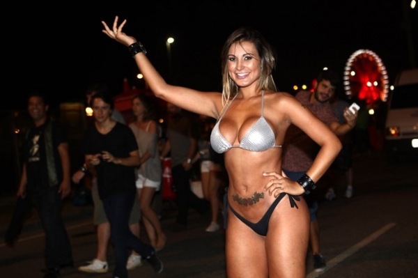 Em dia de calor recorde, Andressa Urach fica de biquíni no Rock in Rio
